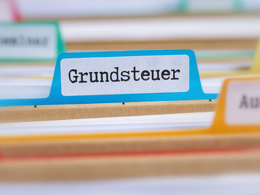 Eine Nahaufnahme einer Grundsteuer-Akte mit enthaltenem Widerspruch gegen den Grundsteuerbescheid.