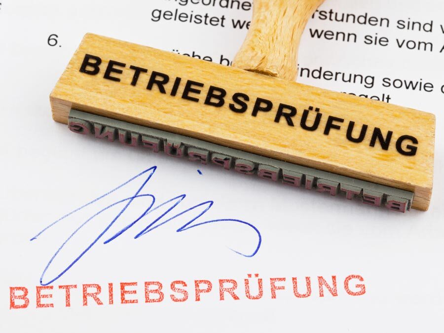 Hier wird eine Betriebsprüfung gezeigt.