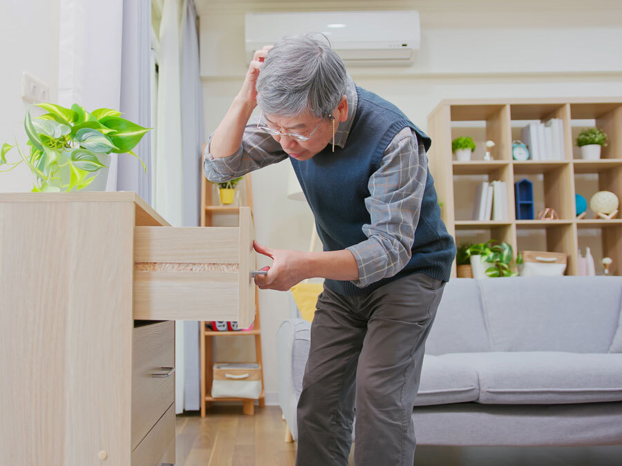 Ein älterer Herr kramt in seinen Schubladen. Ist sein Testament verschwunden?