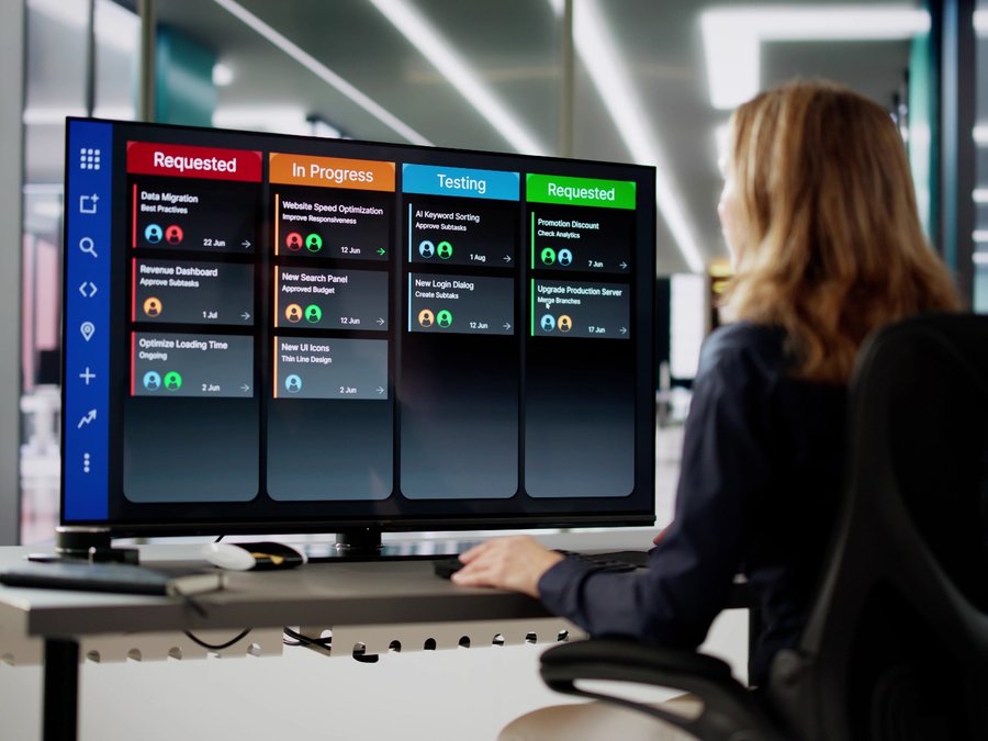 Eine Frau nutzt die Kanban Methode am Rechner.